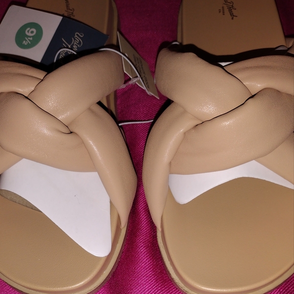 Universal NWT Thread sandals 🩴 - Picture 2 of 6